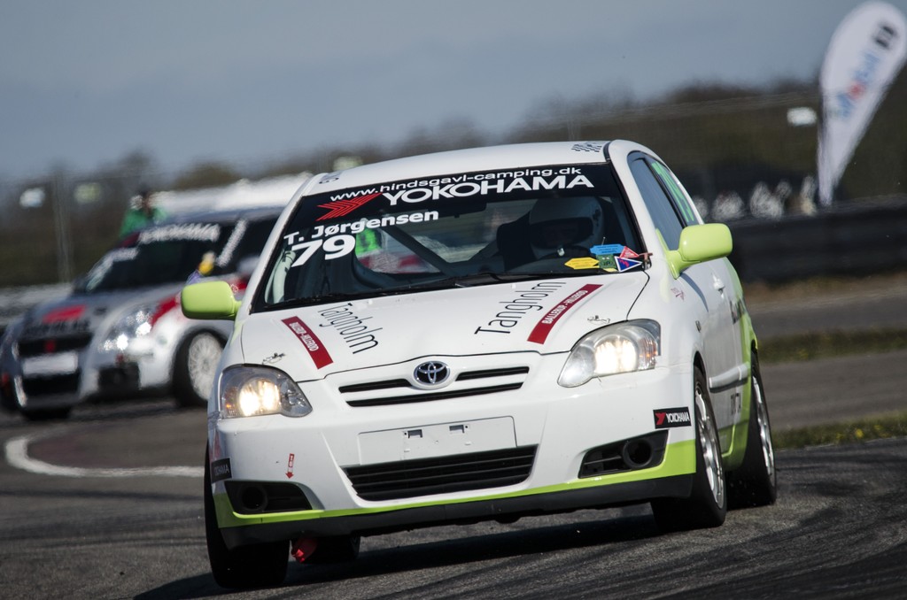 Lad ikke navnet i forruden snyde jer – det er Brian Jakobsen som er bag rattet. Han skifter lidt mellem denne nyere Toyota Corolla og hans ældre Toyota Corolla GT.
(Foto: Denner Photo)